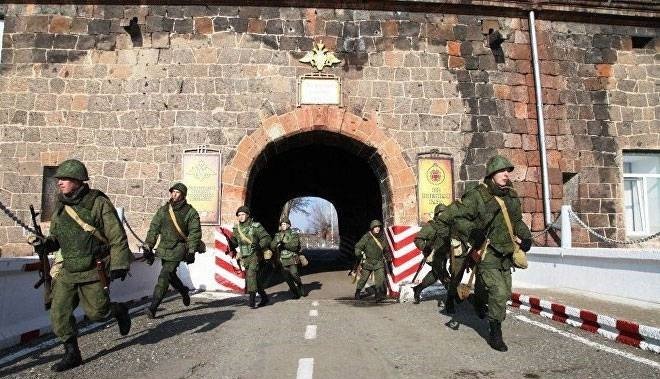 Rus ordusu Gümrüdə parad keçirdi, ermənilər qatılmadı - FOTO