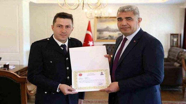 Azərbaycan bayrağını öpən türk polis mükafatlandırıldı - VİDEO