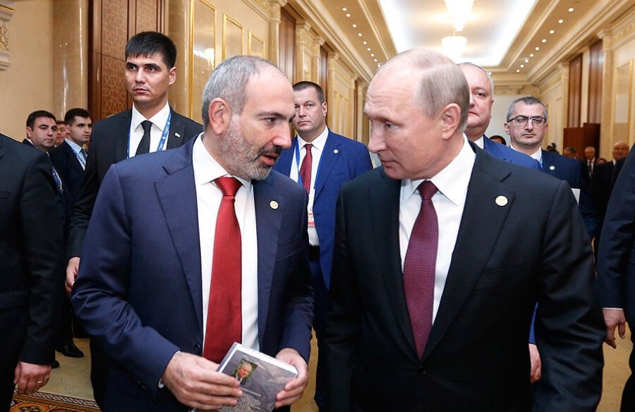 Paşinyanı Rusiyaya aparan şok səbəb: “Putinlə sövdələşməyə gedir”