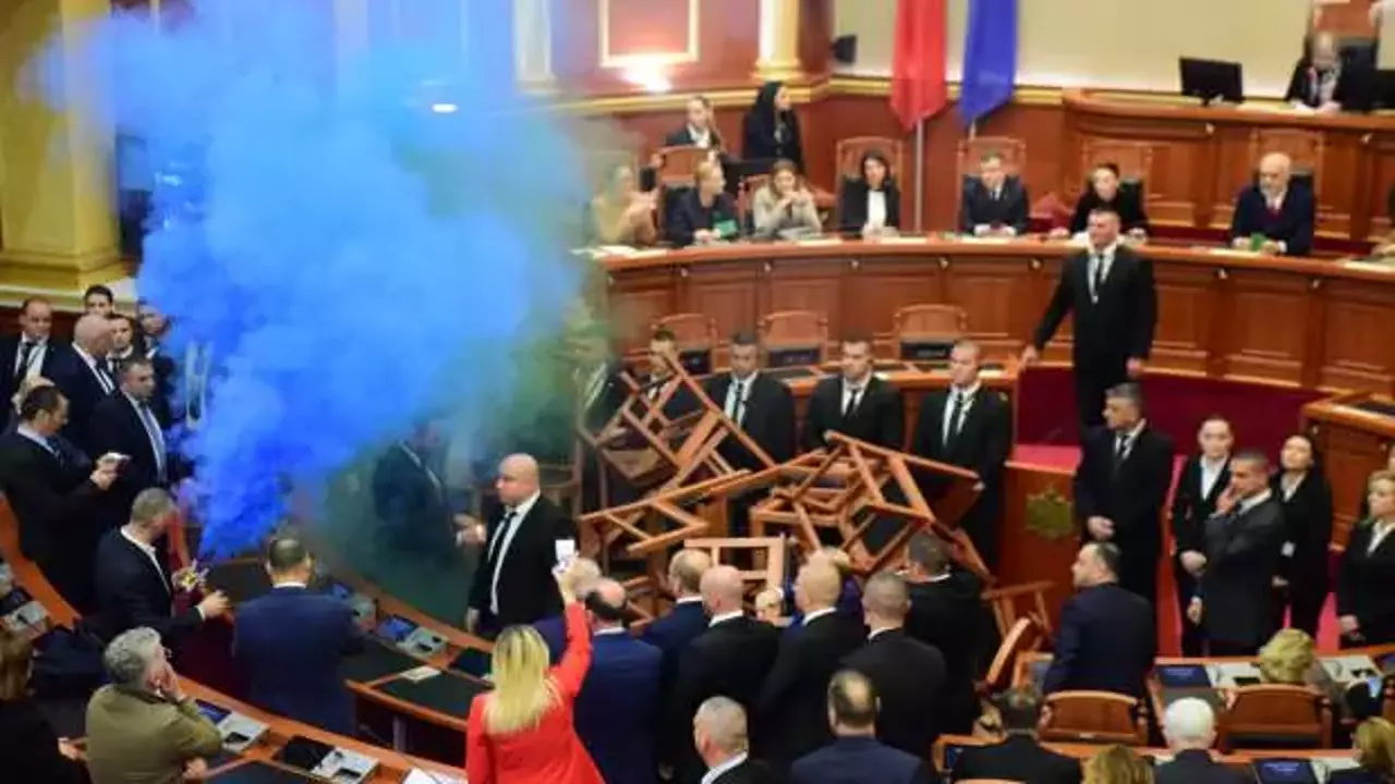 Parlamentdə gərginlik: Tüstü bombası atıldı