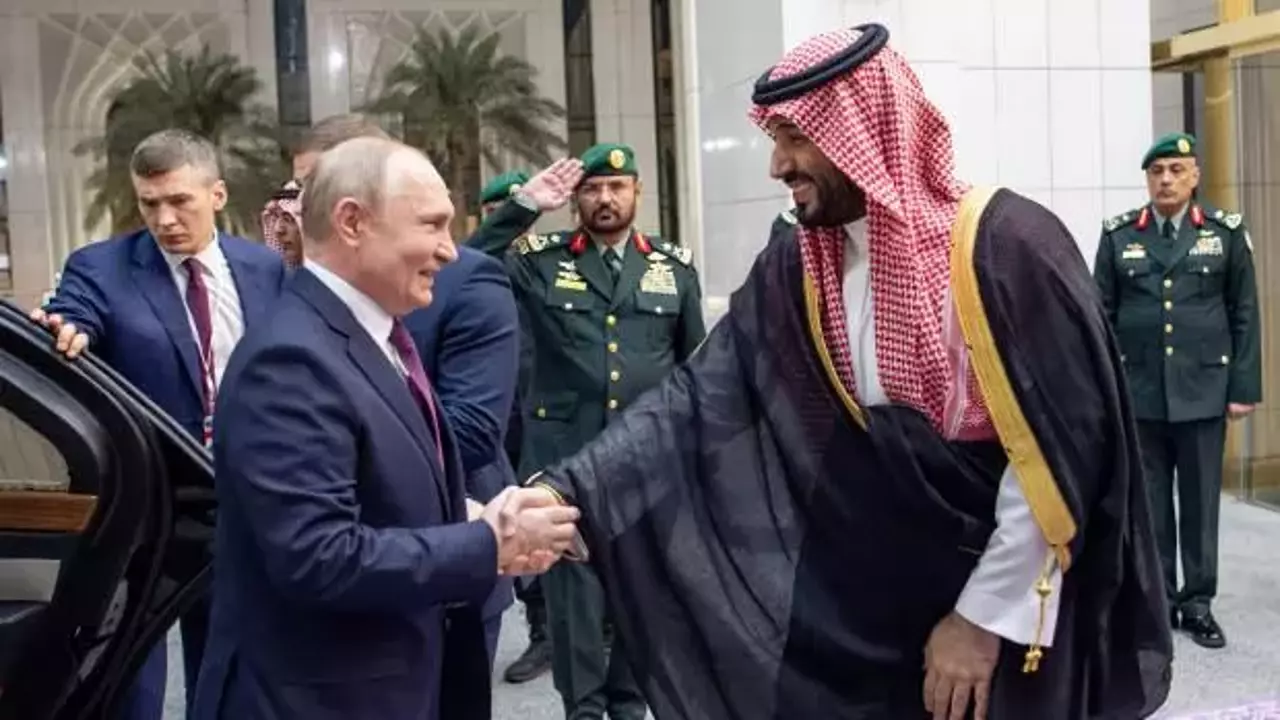 Səfər zamanı diqqət çəkdi: Putin niyə bütün fotolarda gülümsəyir?