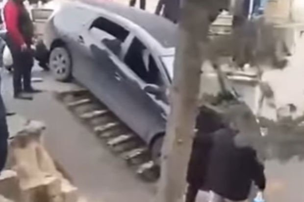 Paytaxtda sürücü “Prius”la pilləkənlərdən enmək istədi - VİDEO