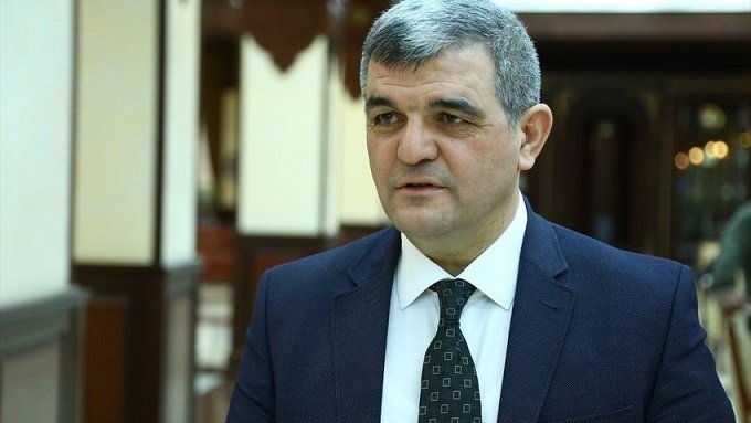 Komitə sədri tanınmış rəssamı 70 illik yubileyi ilə bağlı təbrik edib