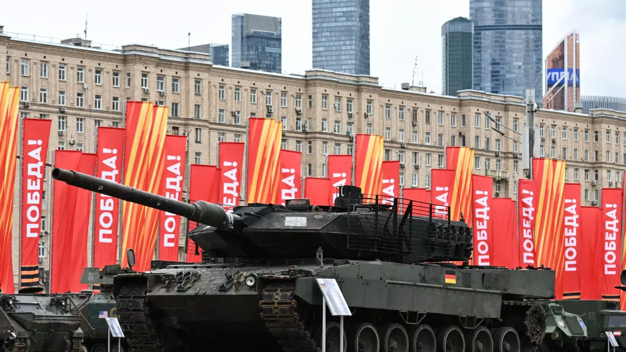 Moskvada ələ keçirilən Alman Leopard tankı nümayiş etdirildi