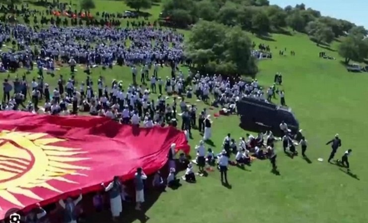 Qırğızıstanda yük maşını 29 uşağı vurub - VİDEO