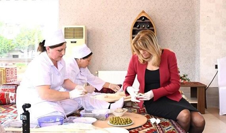 Prezidentin xanımı Bakıda dolma bükdü - Foto