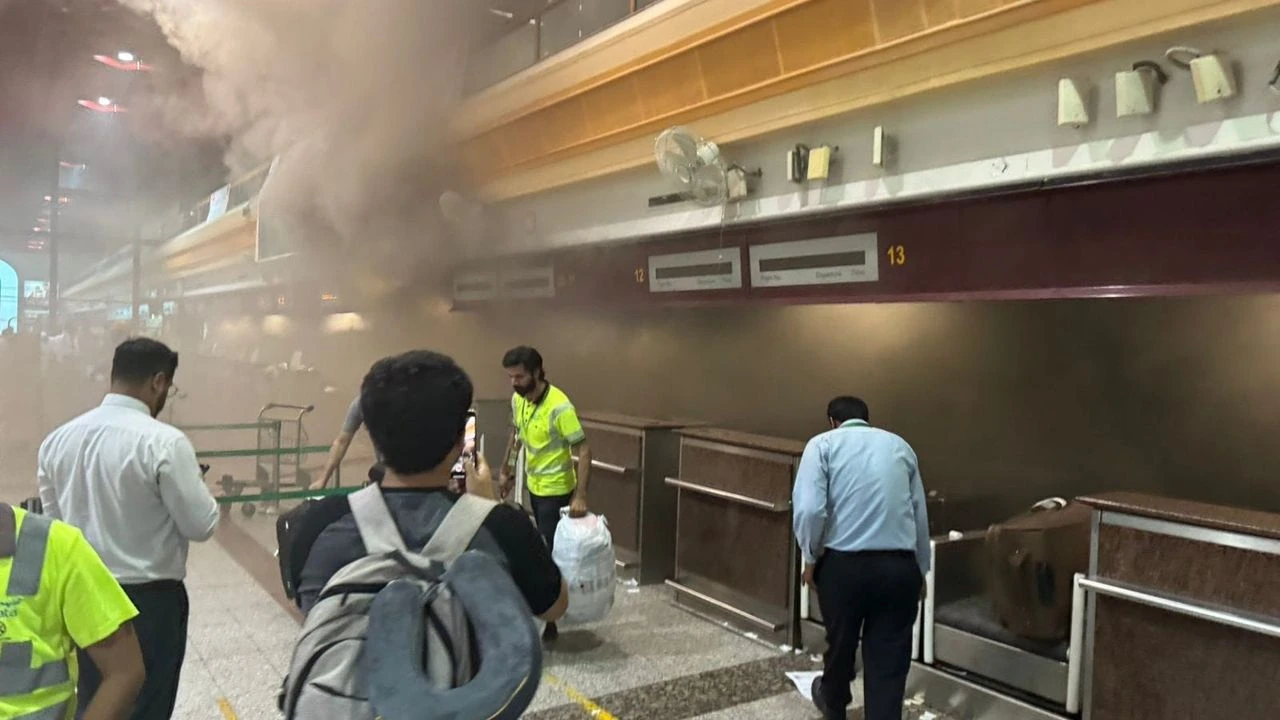 Pakistanın hava limanında yanğın panikası: Uçuşlar təxirə salındı