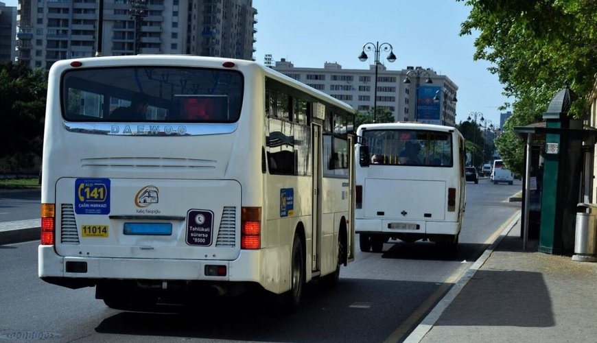 Bakıda avtobusda QƏRİBƏ GÖRÜNTÜ: gənc qız... - VİDEO