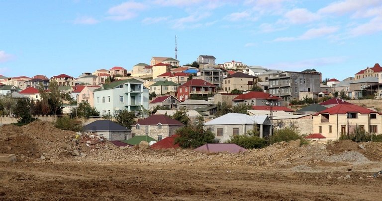 Çıxarış gözləyən evlər: Problemə niyə əncam çəkilmir?