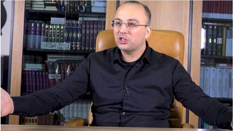 Elşad Miri namazı hansı dildə qılır? – “Tək namaz qılanda planşeti qarşımda qoyub...”
