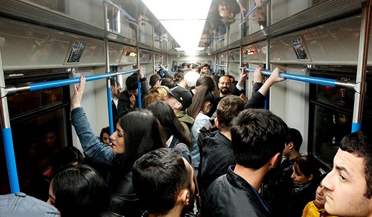 Elektrik kəsildi, qatarlar platformada qaldı – Metroda nə baş verir?