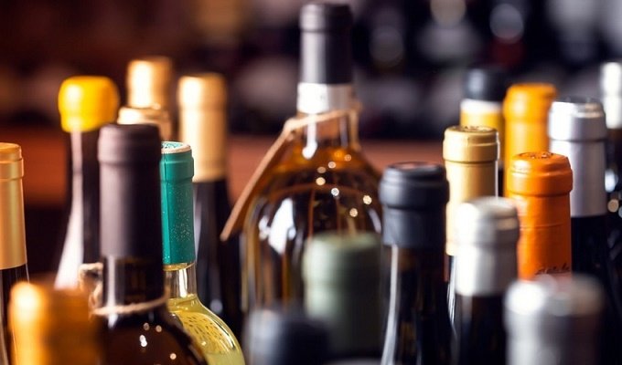 Azərbaycana gətirilən alkoqollu içkilərə gömrük rüsumu dəyişdi