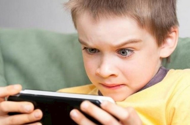 Uşaqlara 12 yaşdan tez telefon verməyin: İntihar riski var