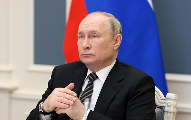 Putin həyatında ilk dəfə nə vaxt diz çökdüyünü açıqladı