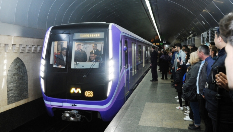 Metroda gərgin anlar: qatar geri qayıtdı – FOTO+VİDEO