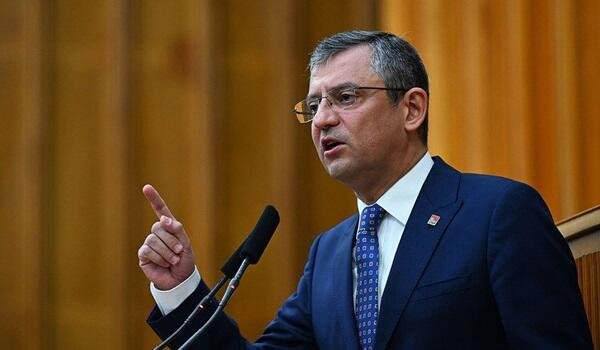 CHP lideri mitinqdə öz millət vəkillərini danlayır: 6 ay sizə görüş yoxdur!