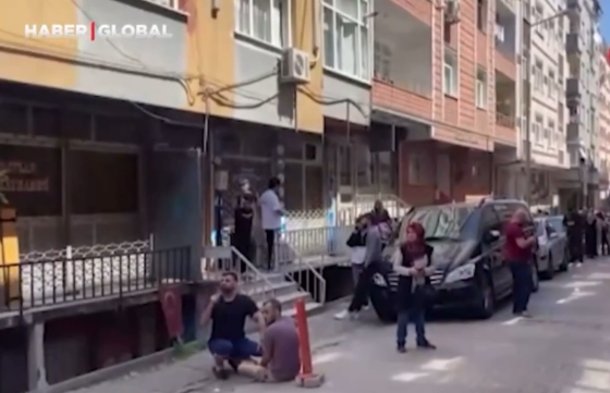 Zəlzələ zamanı özünü eyvandan atdı - VİDEO