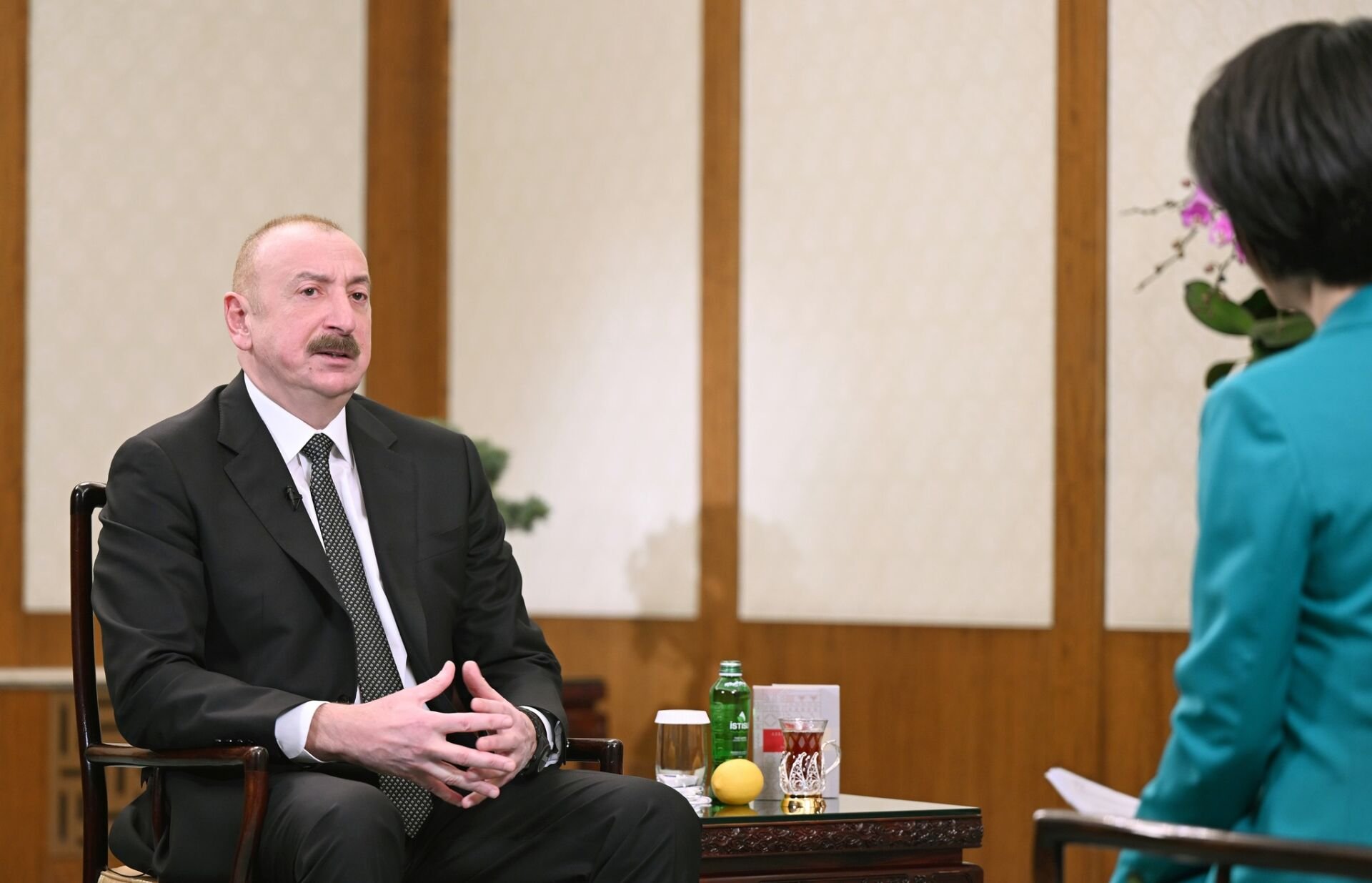 Prezidentin müsahibəsində armudu stəkanda çay və “İstisu” ilə verilən mesaj BU İMİŞ... – FOTO