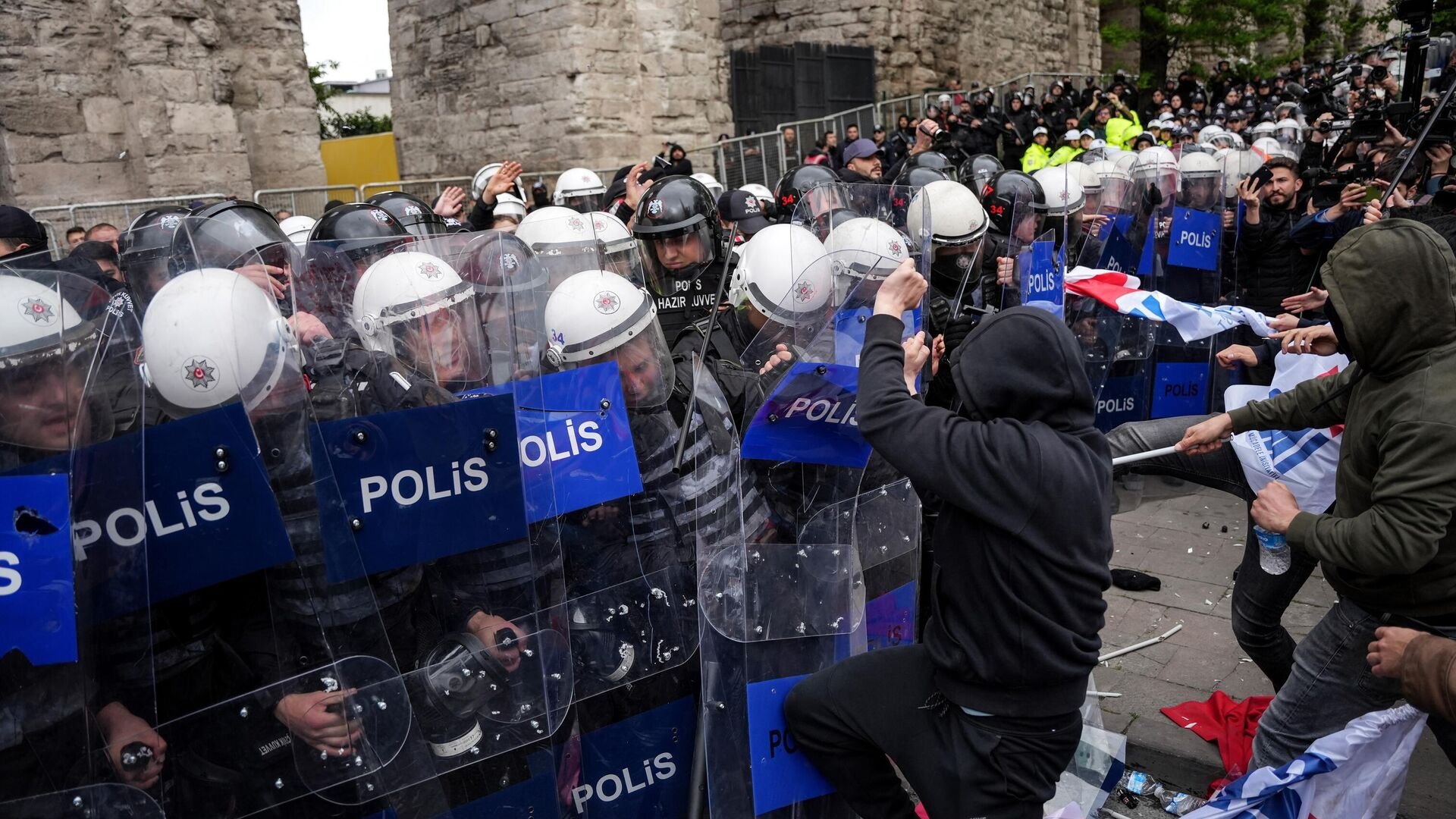 İstanbulda böyük dava! Onlarla polis deputatı mühasirəyə aldı - FOTO