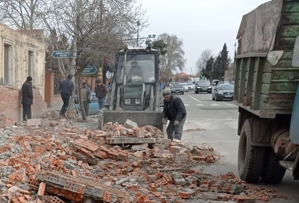 Külək hasarı maşının üzərinə aşırdı - Sürücü öldü