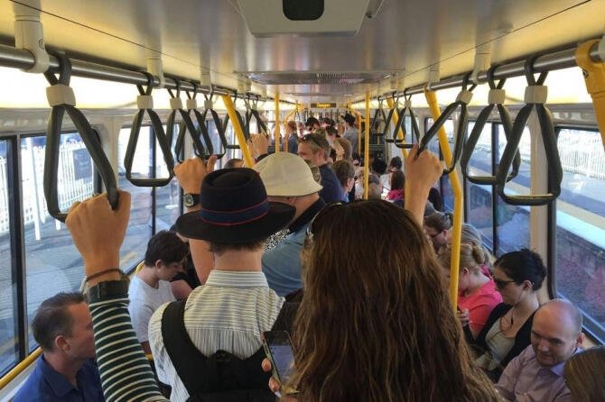 Bakıda avtobusda qeyri-adi elan: Bunu edənə pul verilir - FOTO
