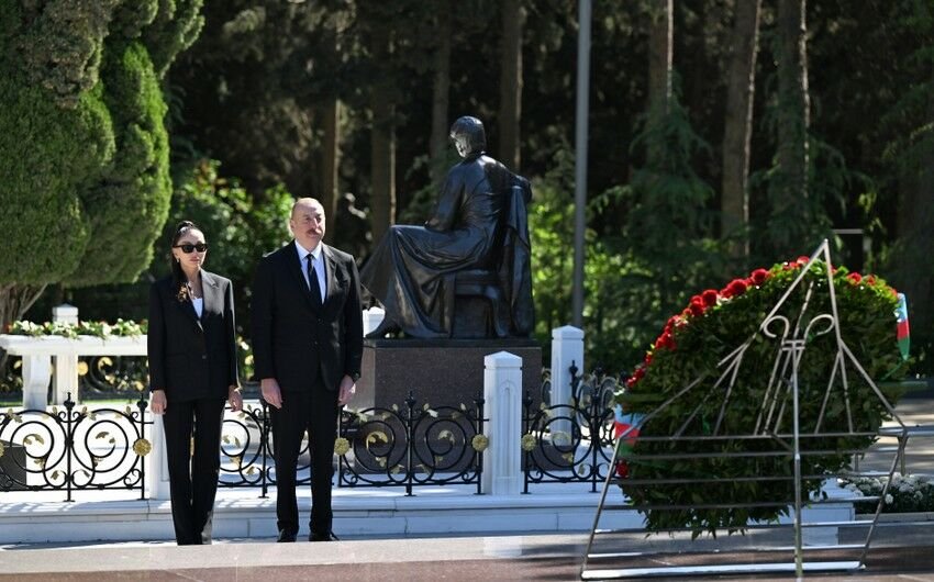 Prezident və xanımı Ulu Öndər Heydər Əliyevin məzarını ziyarət etdilər