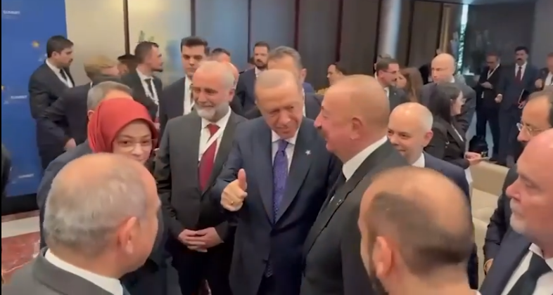 Ərdoğanın Əliyevlə görüşdə Paşinyana əl jesti… - VİDEO