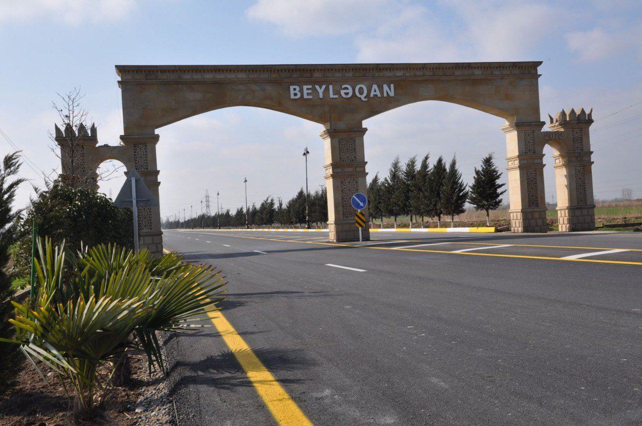 Beyləqanda minik maşını rayonun simvolik giriş qapısına çırpıldı - YARALILAR VAR