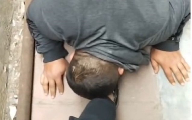 Kişiyə ayaqqabısını öpdürən qadınla bağlı RƏSMİ AÇIQLAMA