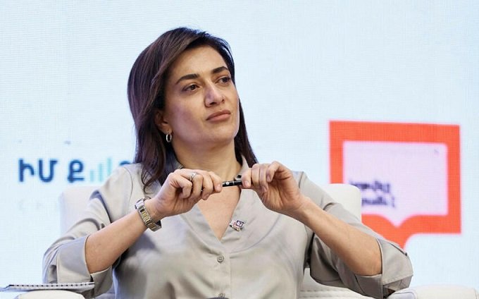 Paşinyanın xanımı ermənilərə qəzəbləndi: Beyninizi havalandırmaq lazımdır