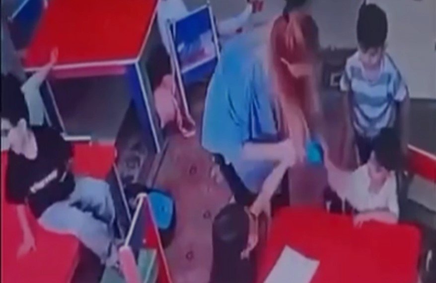 “Kaspi Kids” bağçasında uşağı vuran müəllim işdən qovuldu - VİDEO