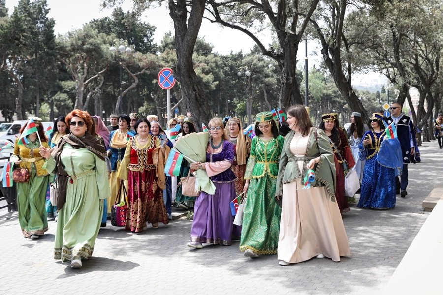 "Milli geyimdə gəzinti" – Mədəni irsimizi yaşadan addımlar - FOTO