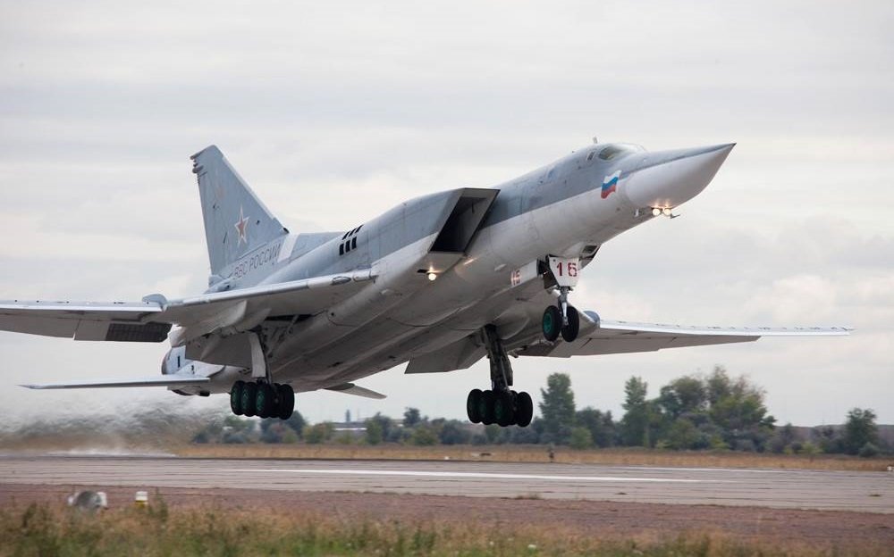 İnanılmaz: Rusiya aerodromları vurulur, 40 təyyarə məhv edildi - Video