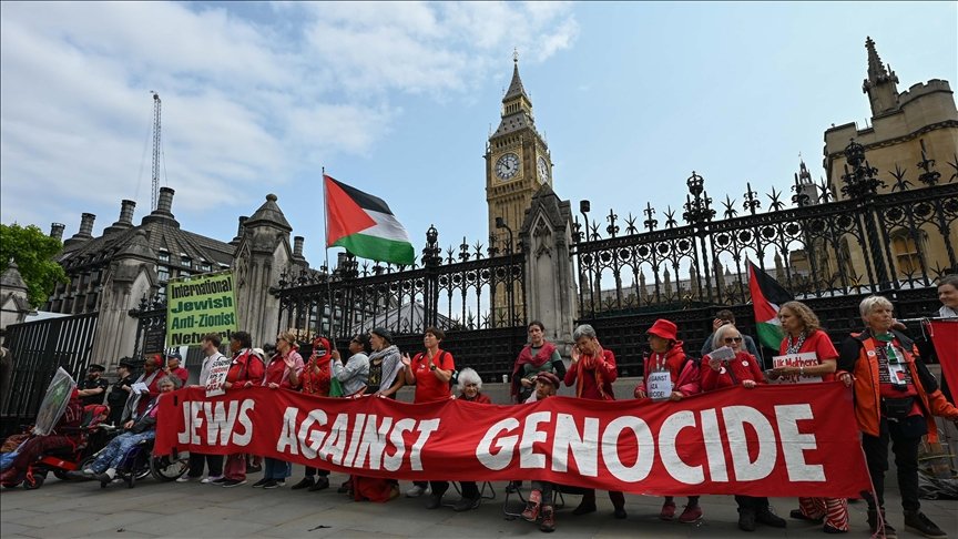Britaniyada etirazçılar Qəzza üçün "qırmızı divar" hördü