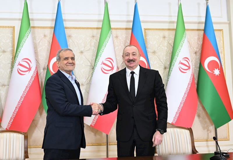 İlham Əliyev Pezeşkianla danışdı