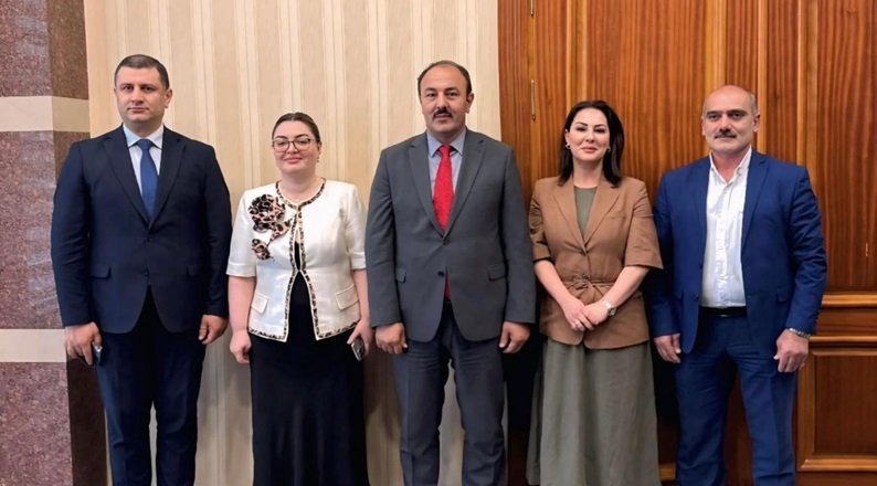 “Bir nurlu sahil var hələ sabahda”…