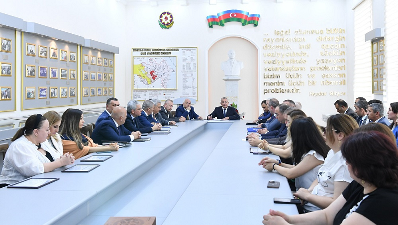Dövlət qulluqçularının peşə bayramı gününə həsr olunmuş tədbir keçirilib