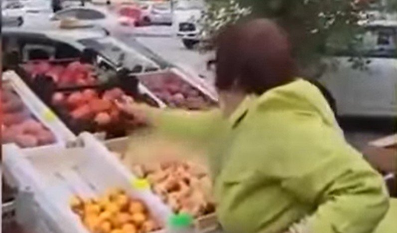Yekaterinburqda ruslar həbs olunan miqrantların satdıqları meyvə-tərəvəzi taladılar – VİDEO