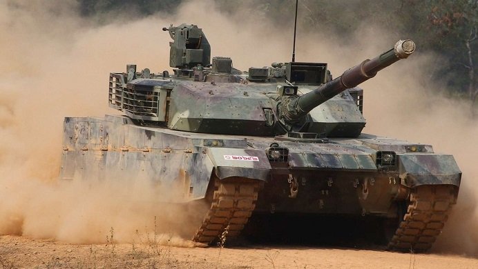 Çin ucuz tank bazarını da ələ keçirir: T-72 üzərində VT-4 ilə Rusiyaya meydan oxuyur
