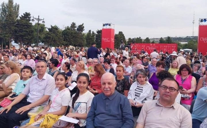 Kitabxananın oxucu və fəalları möhtəşəm konserti izlədilər