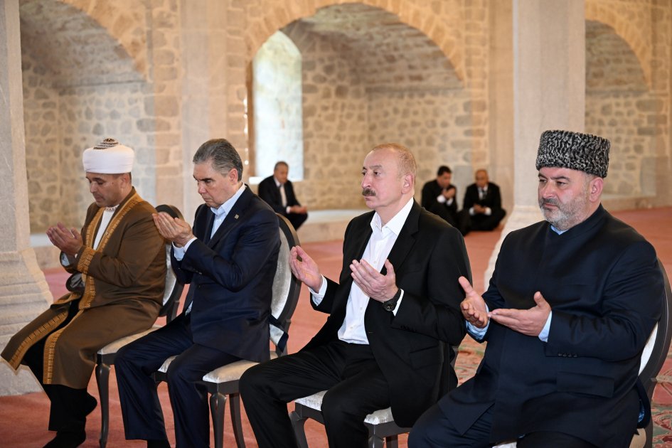 Yuxarı Gövhər Ağa məscidində dua etdilər - FOTOLAR