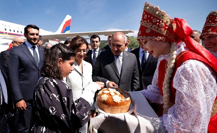 Paşinyan qızı və arvadı ilə birlikdə Rusiyadadır – FOTO