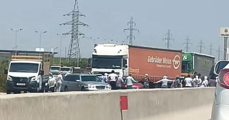 Yolu bağlayanlar “Salyan Aqro Park”ın işçiləri imiş - Maaş verilmir FOTO