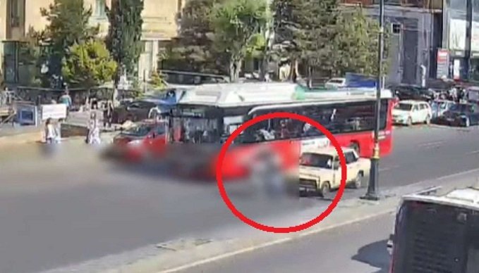 Bakıda dəhşətli qəzanın anbaan GÖRÜNTÜLƏRİ