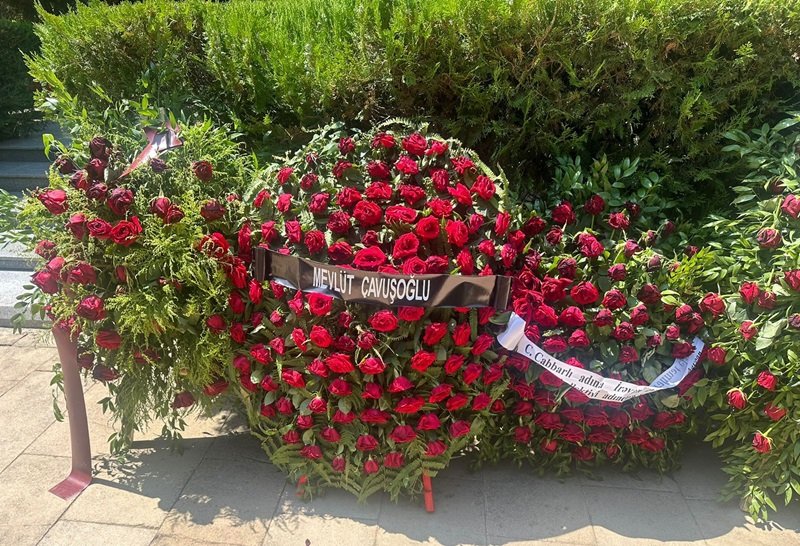 Çavuşoğlu Elçinin məzarına əklil göndərdi