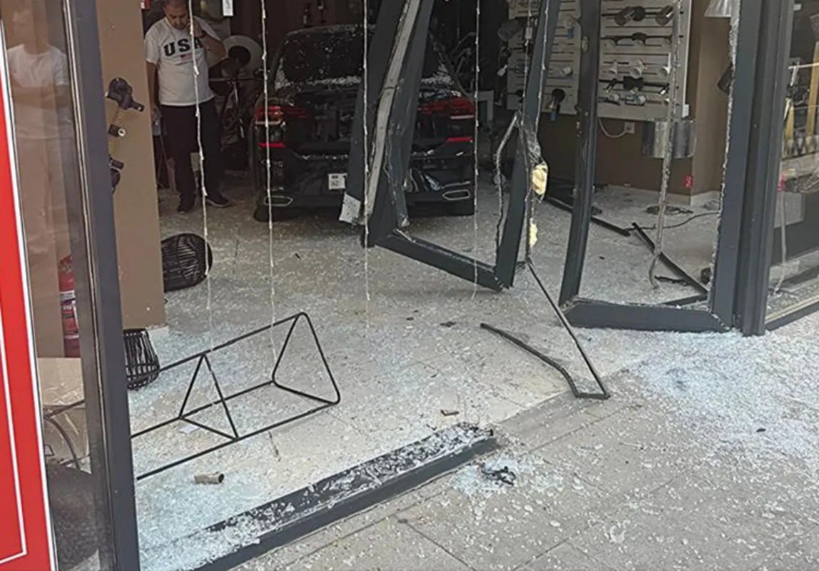 Bakıda avtomobil çilçıraq mağazasına girdi – VİDEO