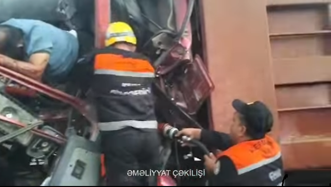 Balaxanıdakı qəzada sürücülər avtomobildə sıxılı vəziyyətdə qalıblar – VİDEO