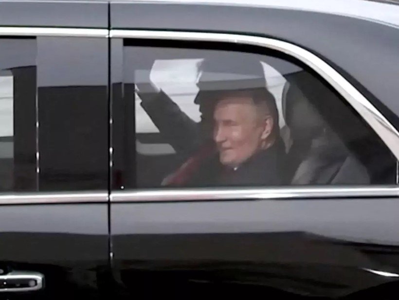 Putindən əvvəl Trampın limuzininə yalnız bu iki lider minib