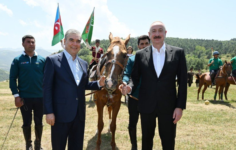 Berdiməhəmmədov İlham Əliyevə “Axaltəkə” atı hədiyyə etdi
