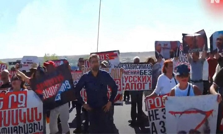 Ermənistanda rus hərbi bazasına etitaz aksiyası - Müxalifət Paşinyanı təxribatda ittiham edir